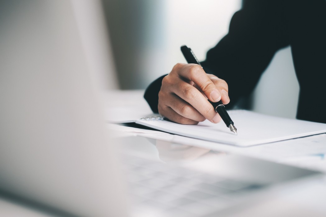 businesswoman-hand-is-writing-in-the-notebook_t20_9laNdN (1)